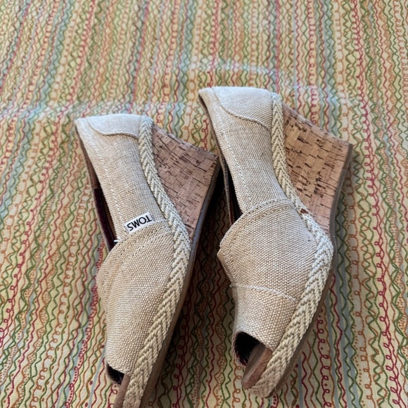 TOMS Women's Tan Peep Toe Cork Wedge Heel Shoes Size 8.5 NWT - Picture 5 of 8